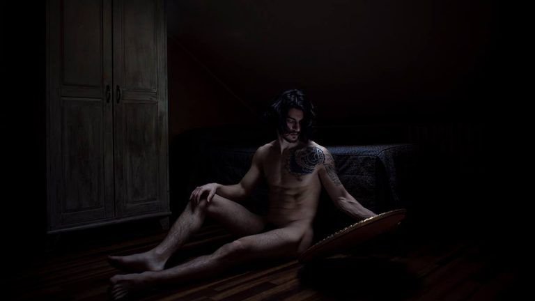 Fotografia introspettiva nella penombra di Emanuele Passarelli