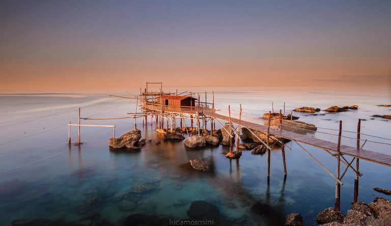 Fotografia di Luca Morosini: struttura di legno sul mare