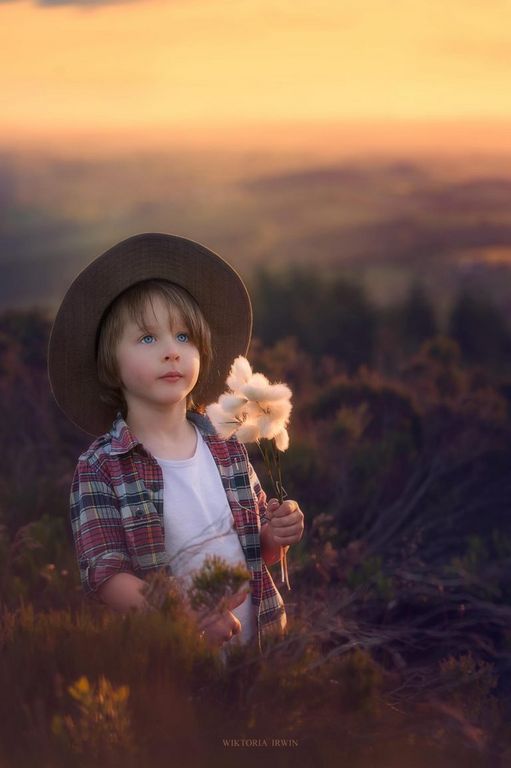 Ritratto di bambino al tramonto con fiori bianchi: Wiktoria Irwin