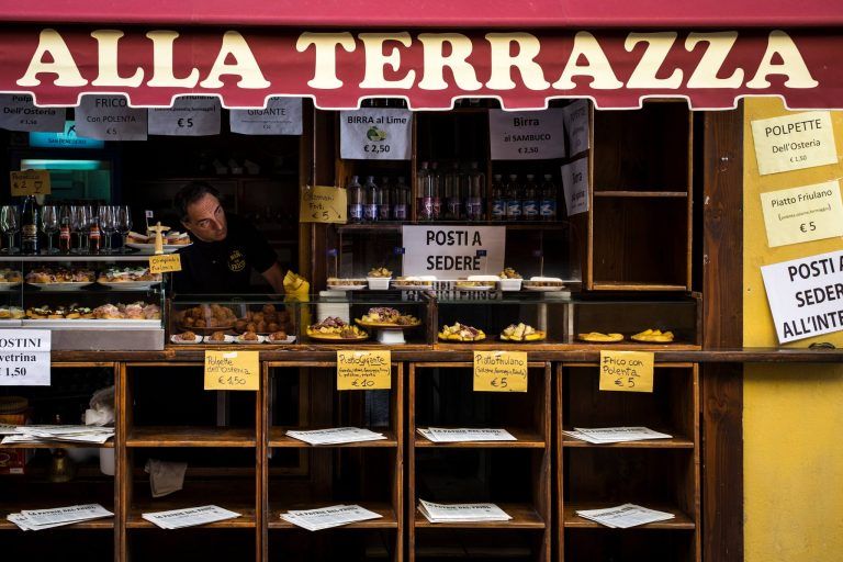 Fotografia di un chiosco al mercato: colori e vita quotidiana