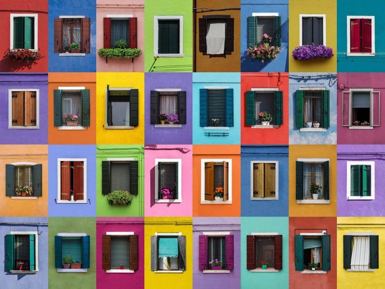 Fotografia architettonica a colori: la griglia di finestre di Laura Colori