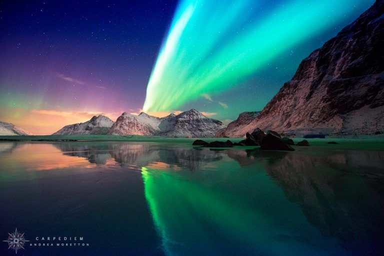 Aurora boreale tra montagne e riflessi: la foto di Andrea Moretton