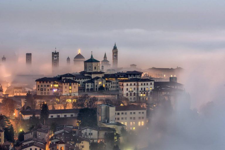 Città nella nebbia: atmosfera onirica nella foto di Mirko Pizzaballa