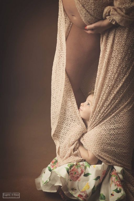 Fotografia di maternità: l’abbraccio protettivo tra madre e bambino