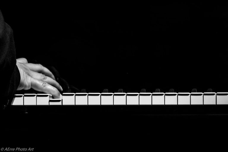 Minimalismo in bianco e nero: una mano sul pianoforte