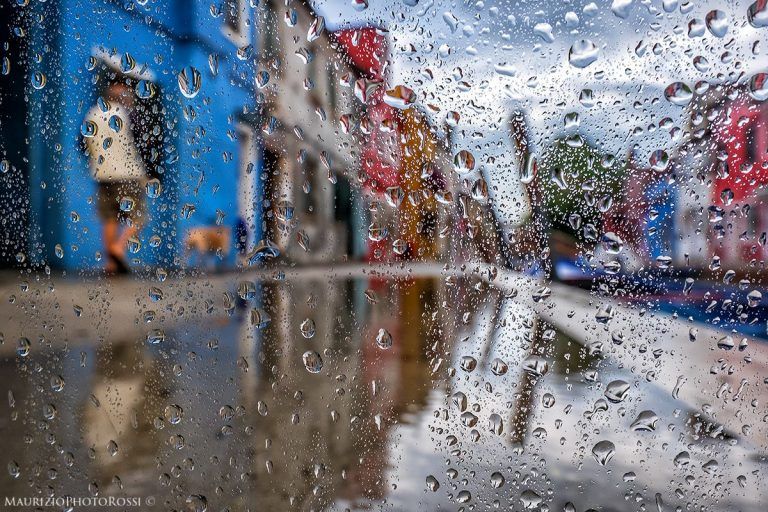 Fotografia urbana dopo la pioggia: colori riflessi nelle gocce