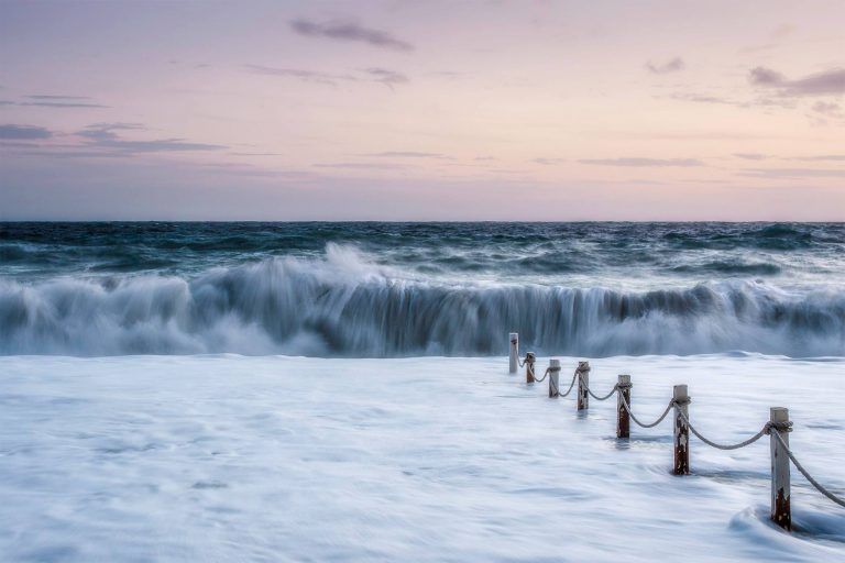 Paesaggio marino al tramonto: l’onda setosa di Lorenzo Pecunia