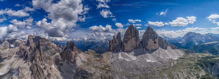Paesaggio montano panoramico tra luce, rocce e nuvole