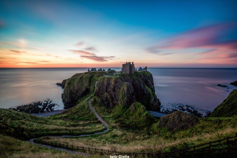 Paesaggio al crepuscolo: il castello sul mare di Loris Cintio