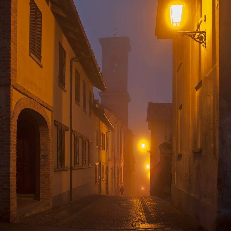 Fotografia urbana nella nebbia: atmosfera e solitudine