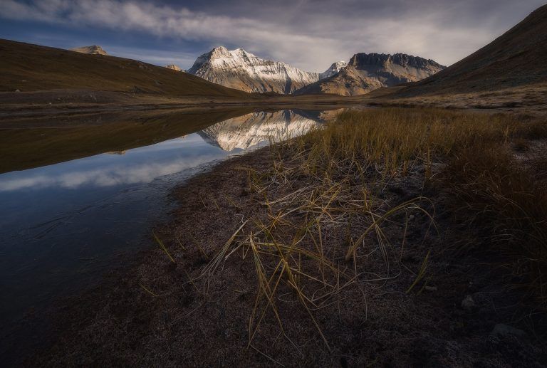 Paesaggio montano: montagne innevate riflesse nel lago