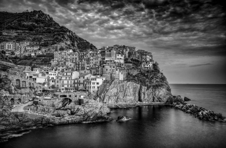 Manarola in bianco e nero: mare setoso e costa scoscesa
