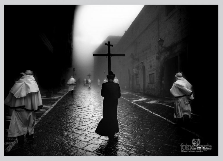Processione religiosa nella nebbia: Giuseppe Arangio in bianco e nero