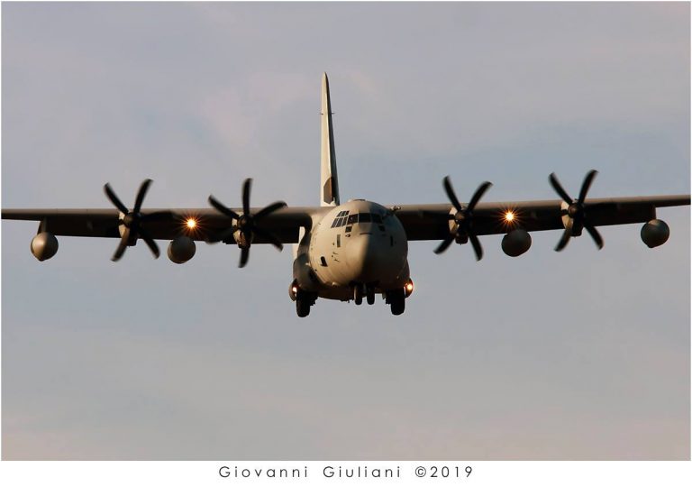 Aereo in volo frontale: simmetria, eliche e luce radente