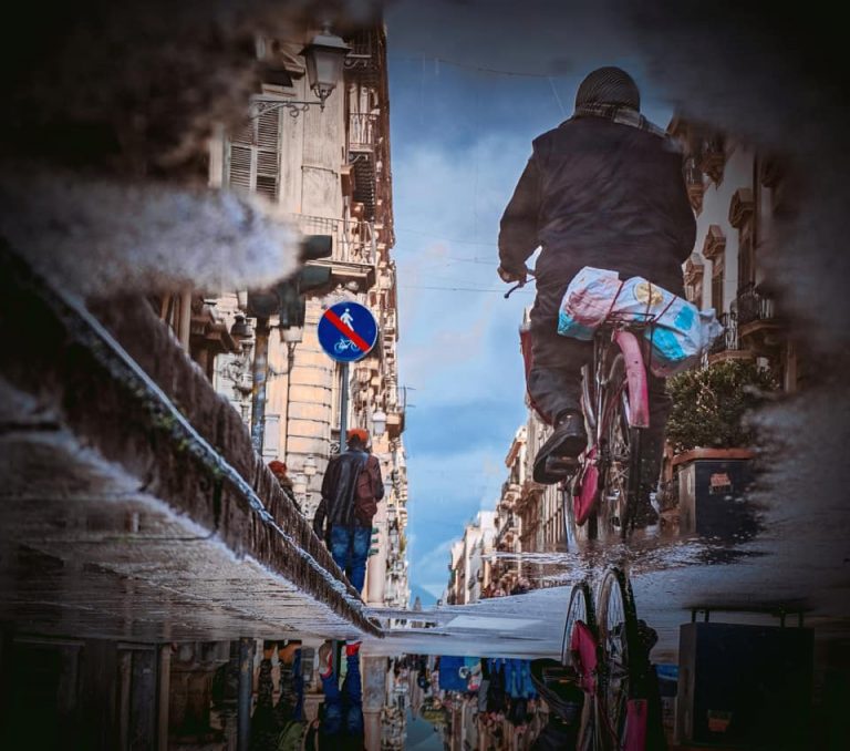 Riflesso del ciclista nella pozzanghera: Alessandro Chiolo