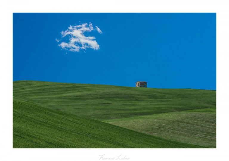Francesco Ladisa racconta un paesaggio tra cielo e casolare