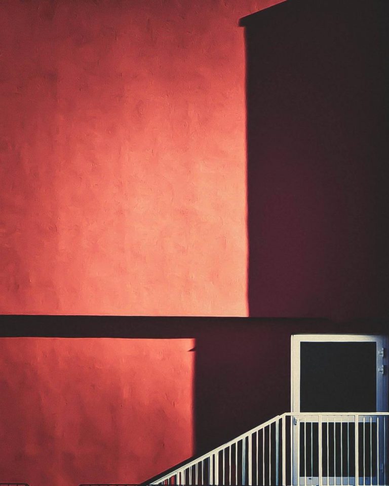 Luce radente su parete e scala: il contrasto architettonico di Capochiani Armando