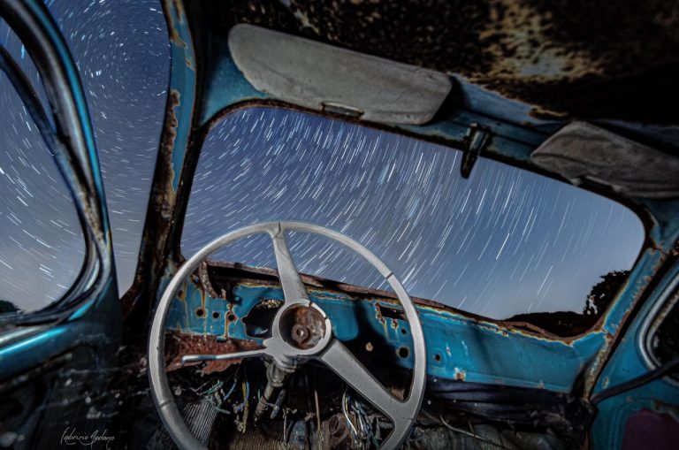 Relitto d’auto e scie stellari: il cielo visto dall’abitacolo