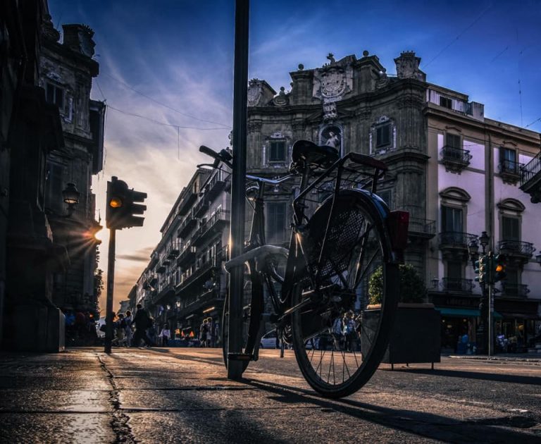 Risciò al tramonto: prospettiva urbana nella fotografia di Alessandro Chiolo