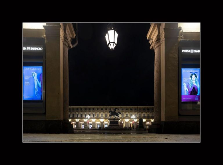 Fotografia architettonica notturna: la piazza simmetrica di Davide Diana