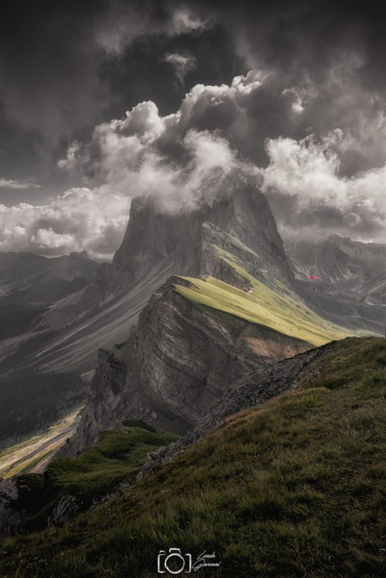 Giovanni Lando: luce e nubi sulla vetta della montagna