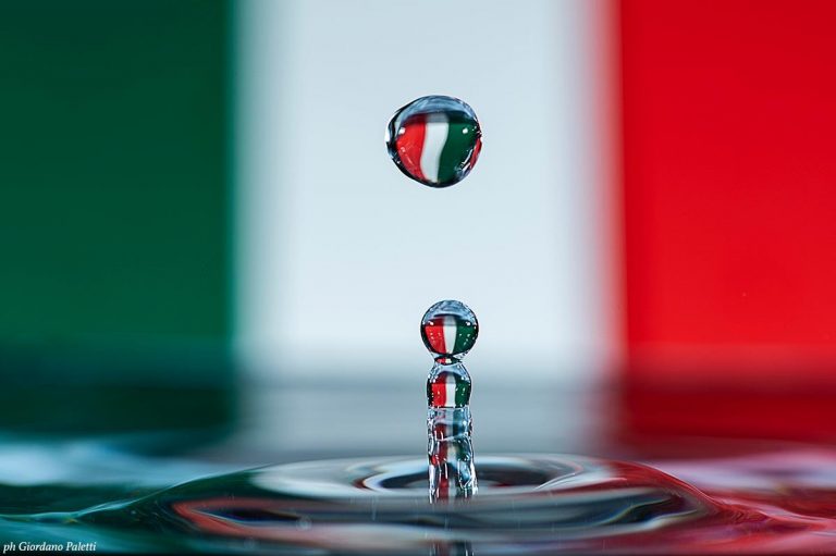 Fotografia di gocce d’acqua con riflessi tricolori: Giordano Paletti