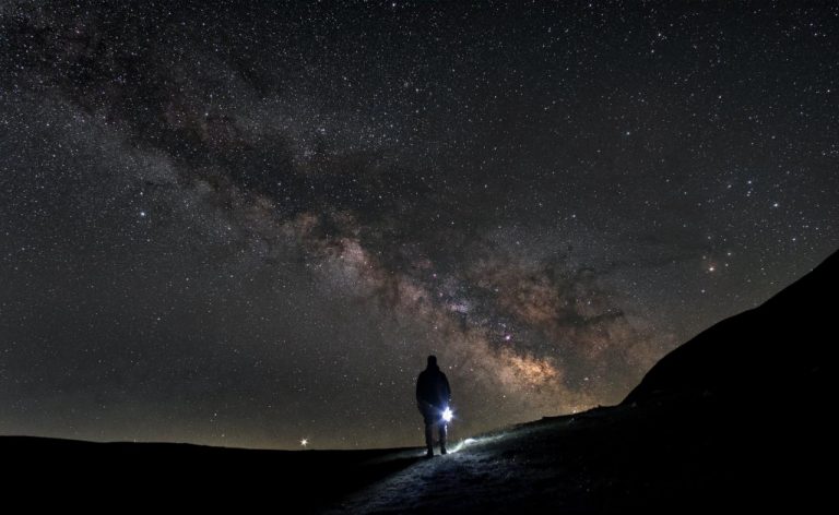 Via Lattea e figura umana: tensione tra luce e oscurità