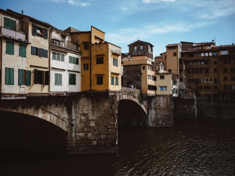 Architettura sul fiume: archi e facciate nella foto di Matteo Innocenti