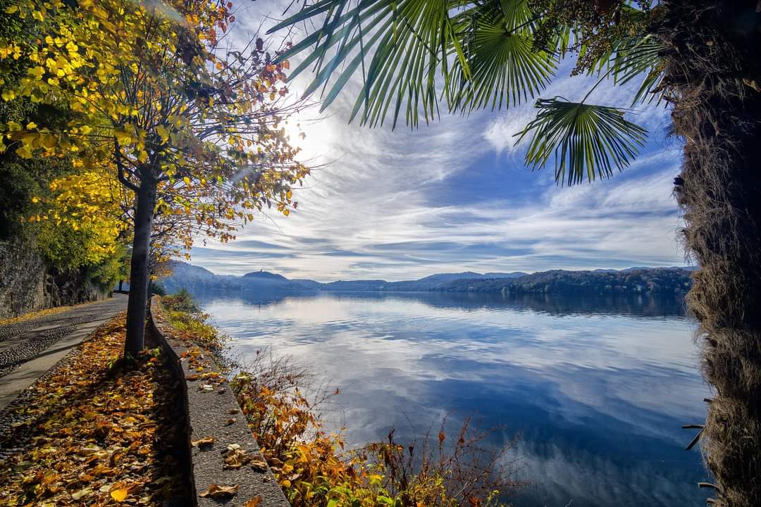 Lago d’Orta tra riflessi e luci d’autunno: quiete e profondità visiva