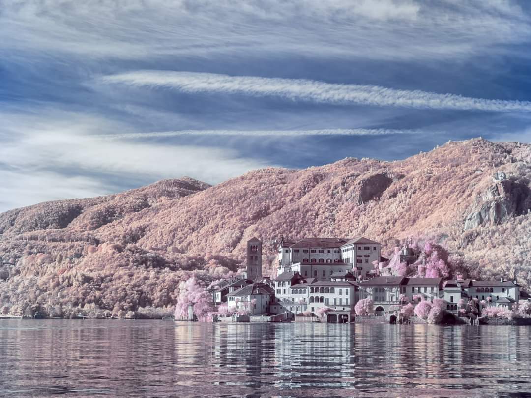 Lago d’Orta: profondità e calma tra paese e promontori, riflessi argentati