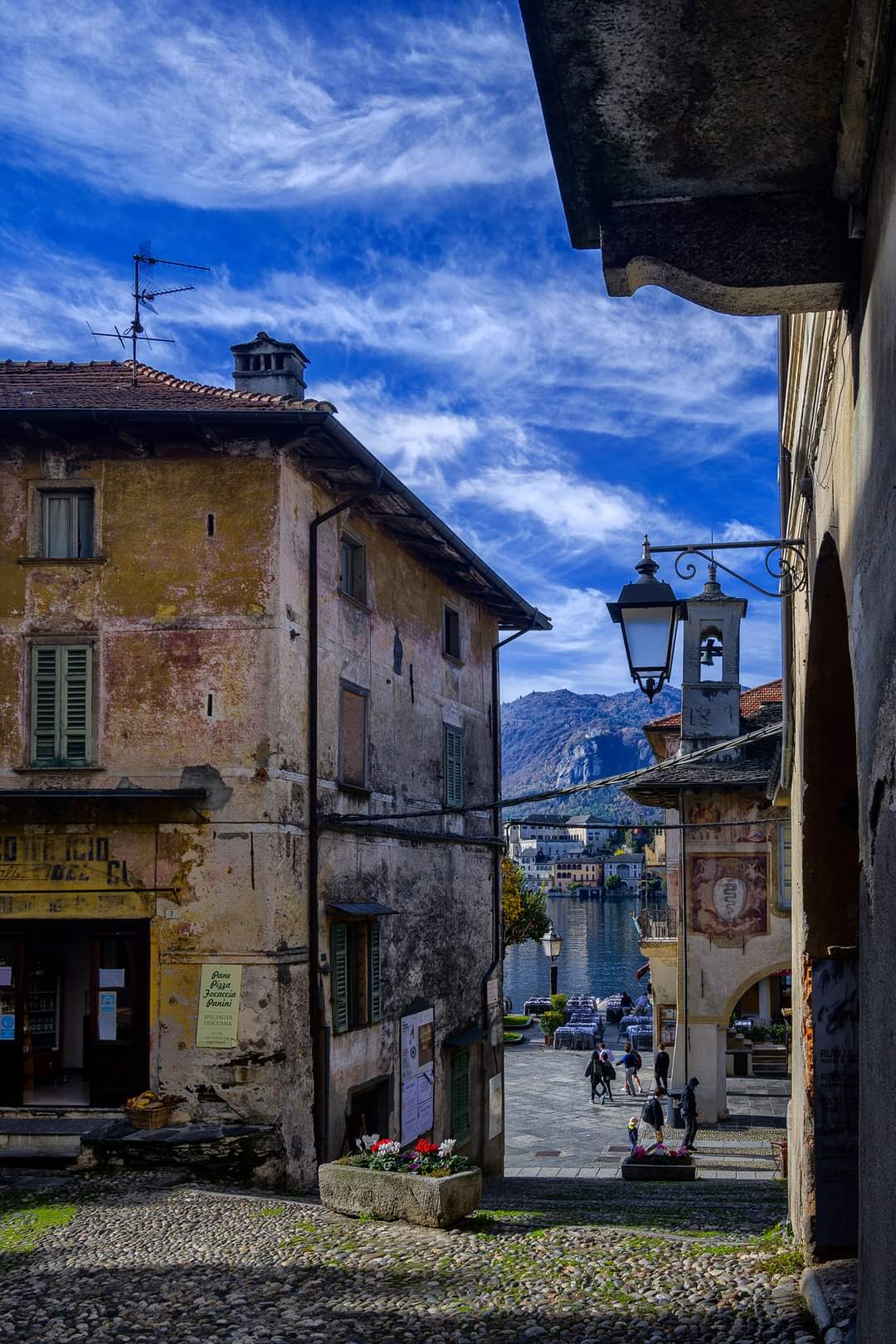 Orta San Giulio: cornice di luce tra pietre e lago