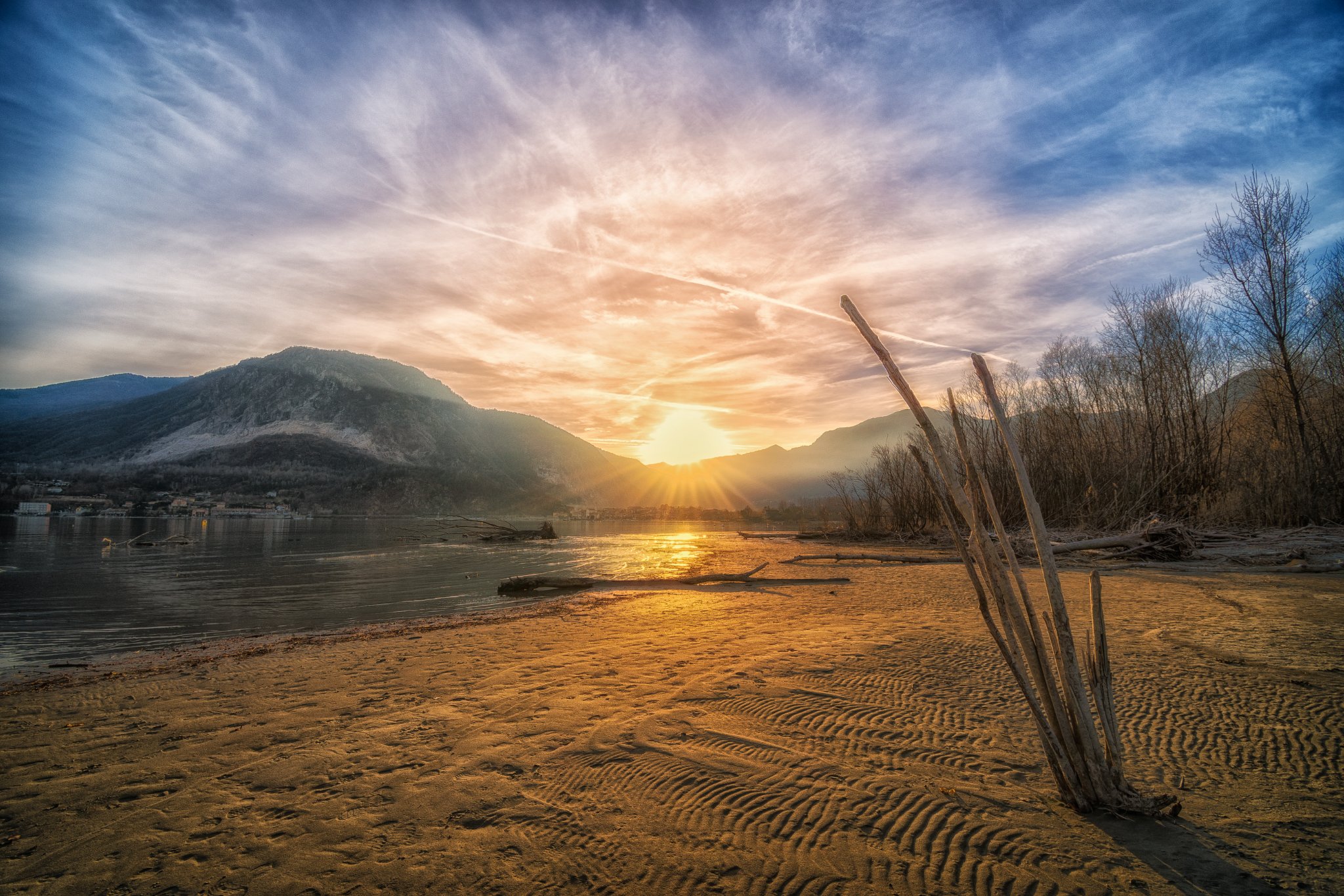 Toce e sabbie dorate: quiete e texture tra rive e colline in controluce