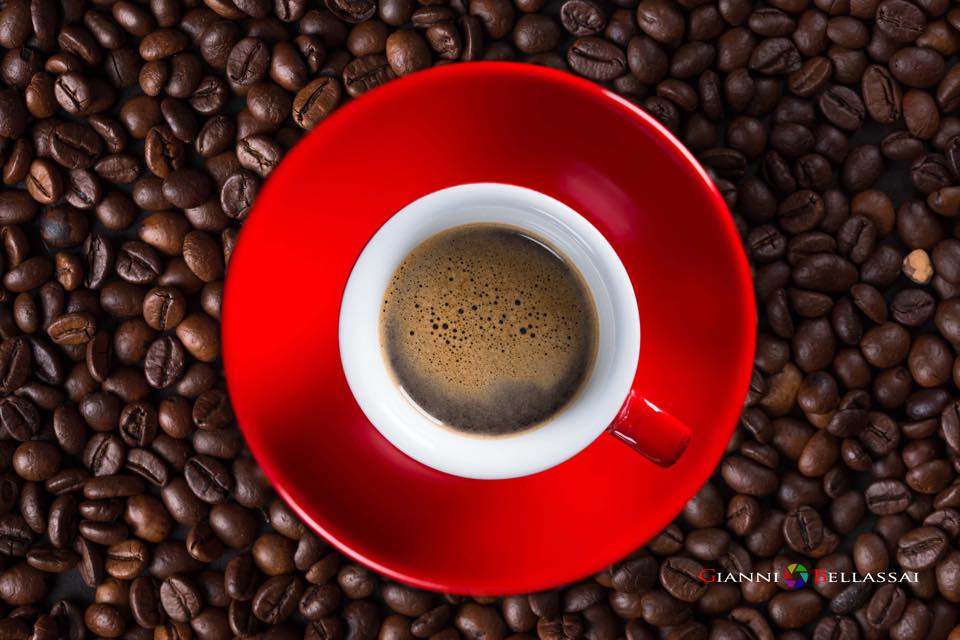 Gianni Bellassai: tazza rossa e chicchi, una lettura di immediatezza visiva
