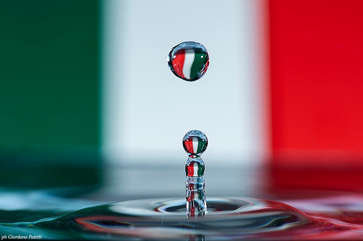 Goccia in equilibrio: grafica, colore e riflessi in una micro-sfida d’acqua