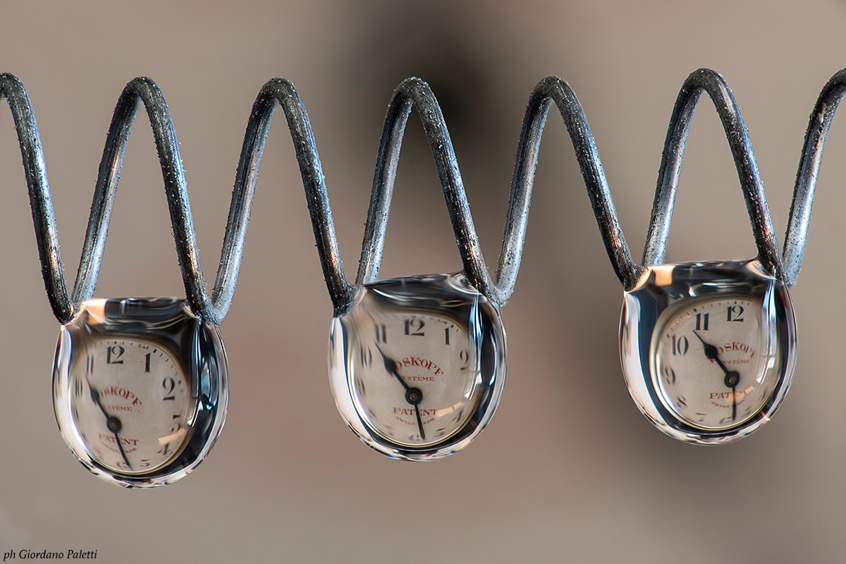Tre orologi-palline: tempo in una micro narrativa di riflessi e rame