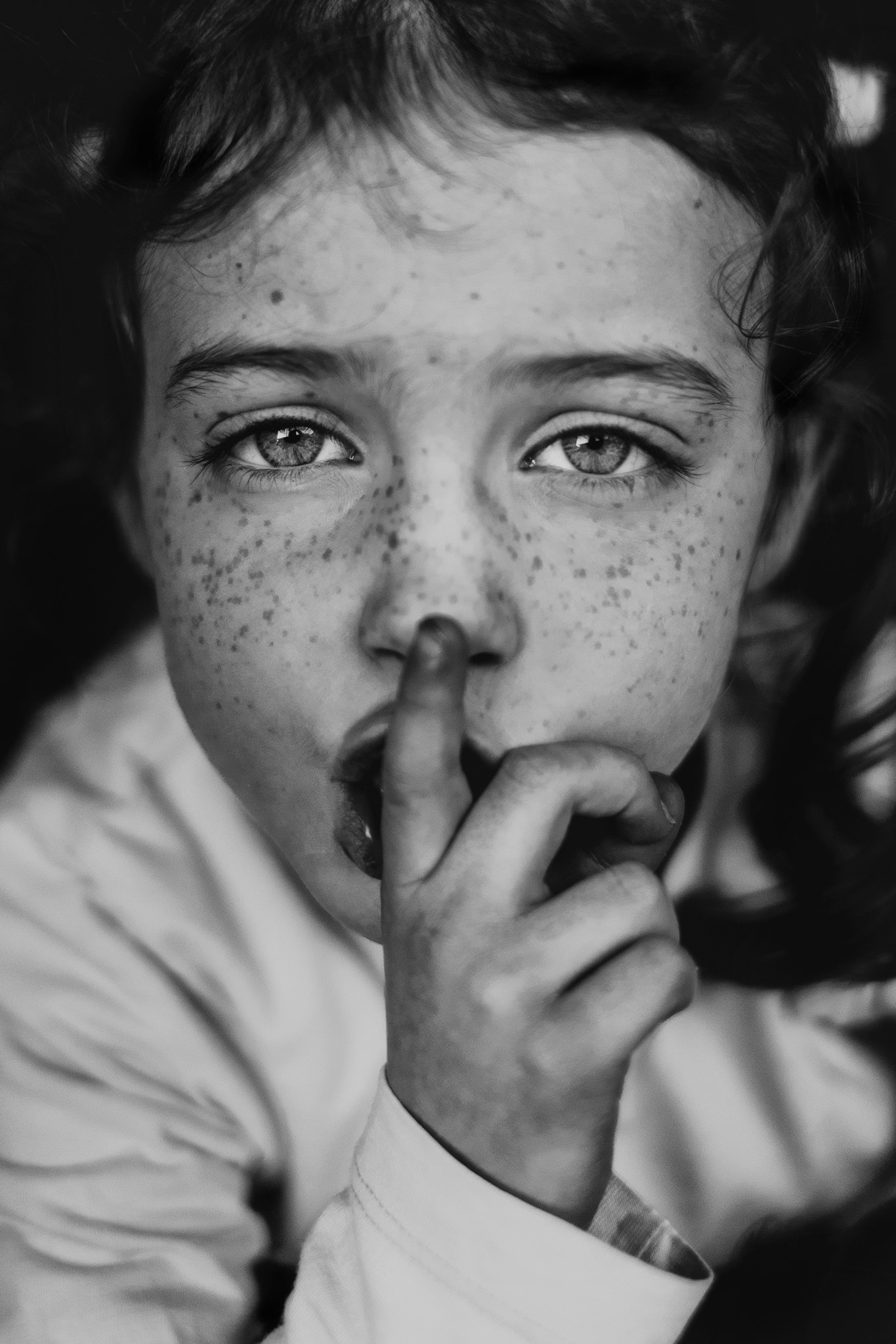Intimità visiva: ritratto che racconta l’attesa tra gesto e sguardo
