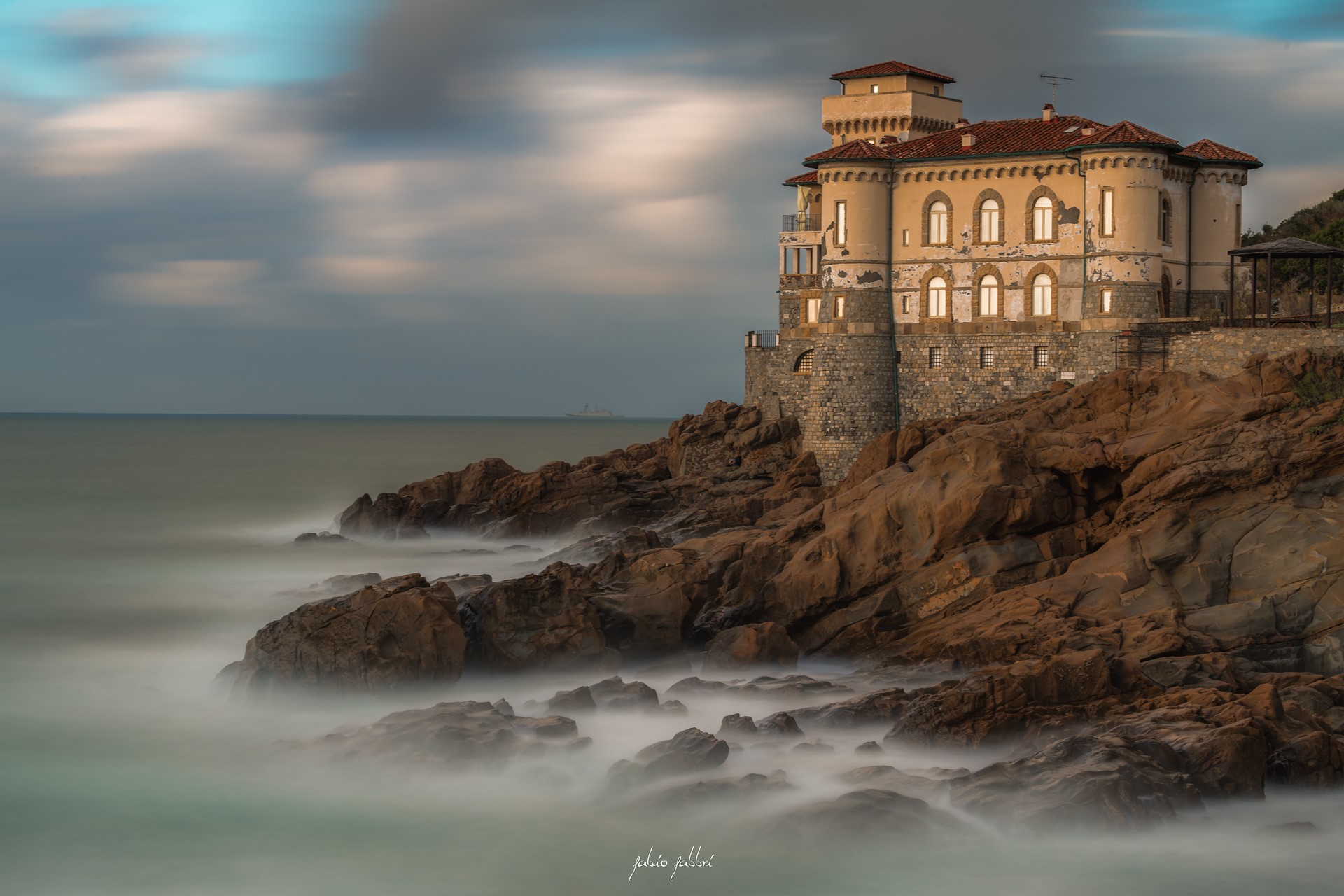 Edificio contro mare: sobria, narrativa compositiva e moto dell’orizzonte nello scatto di Fabio Fabbri